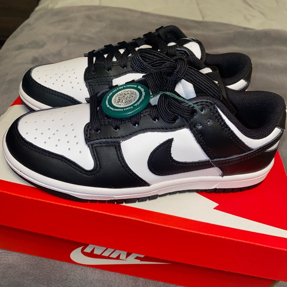 Black/White Nike Low Dunk